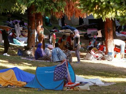 Campamento improvisado junto a la estación de tren de Como, Italia.