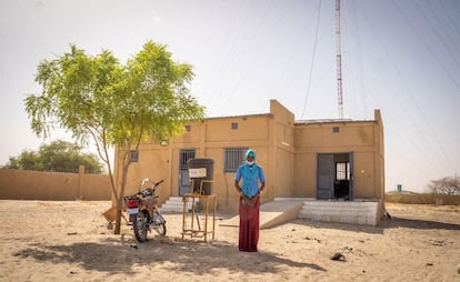 Koubra frente al estudio de Radio Ningui, en Baga Sola, Lago Chad.