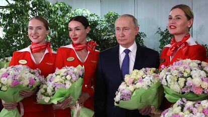 Vladímir Putin, con unas azafatas aéreas en un acto público en Moscú el pasado 4 de marzo.