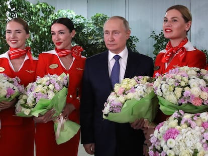 Vladímir Putin, con unas azafatas aéreas en un acto público en Moscú el pasado 4 de marzo.