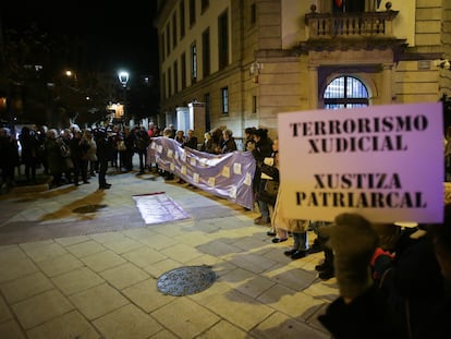 Manifestación convocada por la Plataforma Feminista de Lugo contra la sentencia del caso de la niña violada en Baleira, ante la Audiencia Provincial.