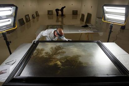 Un técnico supervisa el desembalaje de una obra en el Thyssen.