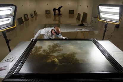 Un t&eacute;cnico supervisa el desembalaje de una obra en el Thyssen.