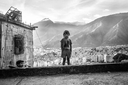 Una niña posa para un retrato. En los distritos pobres y violentos en los que no ha habido tanto relevo de población, los ladrones respetan la tradición de no robar a la gente de su mismo barrio.