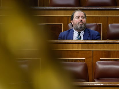 El diputado del PP Alberto Casero asiste a un pleno celebrado en el Congreso de los Diputados en 2022.