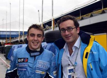 El piloto Fernando Alonso y Agag, en Brasil, en 2003.