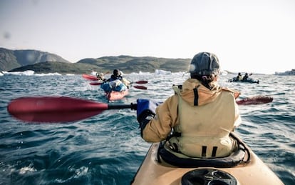 Una ruta en kayak de mar frente a la costa de Groenlandia.