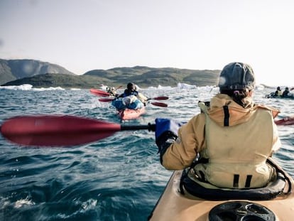 Una ruta en kayak de mar frente a la costa de Groenlandia.