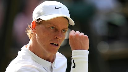El italiano Jannik Sinner reacciona tras ganar un punto al español Carlos Alcaraz.