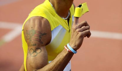 El premio a uno de los tatuajes más extraños probablemente se lo lleve Javier Culson (32 años). El atleta puertorriqueño lleva los aros olímpicos, a color, en el bíceps. Hasta ahí normal. Pero si miramos unos centímetros más arriba encontraremos la bandera de su país sobre la que puede verse a Sonic; el erizo mascota del videojuego de Sega que tenía la peculiaridad de correr a la velocidad del sonido. Toda una declaración de intenciones para este atleta que competirá en 400m vallas.