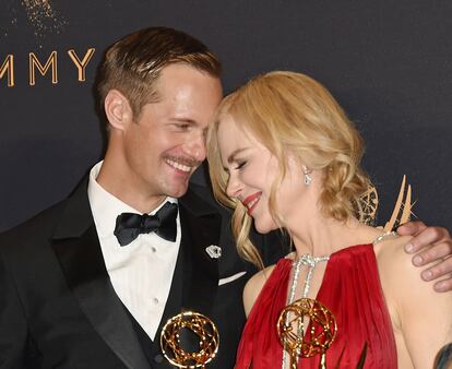 Alexander Skarsgard y Nicole Kidman celebrando su doble triunfo en los 69 premios Emmy.