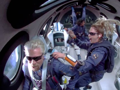 Richard Branson con miembros de la tripulación durante el vuelo espacial del domingo 