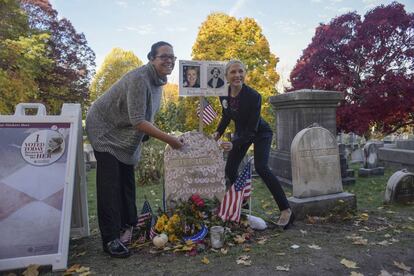 Lisa Walden, a la izquierda, y Steph Kula, de Rochester, colocan pegatinas con el eslógan 'Yo voté', en la tumba de Susan B. Anthony, en el día de las elecciones estadounidenses, en el cementerio Mount Hope de Rochester, Nueva York (EE UU).