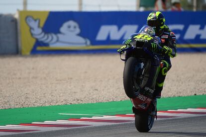 Valentino Rossi cierra con un caballito uno de los entrenamientos libres del gran premio de Cataluña, en Montmeló.