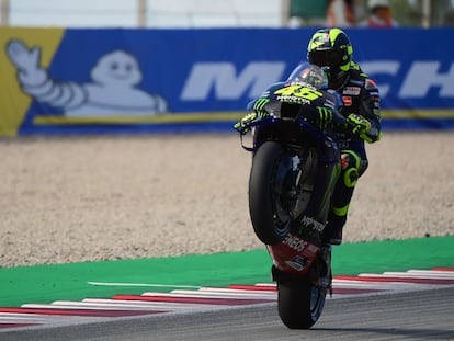 Valentino Rossi cierra con un caballito uno de los entrenamientos libres del gran premio de Cataluña, en Montmeló.