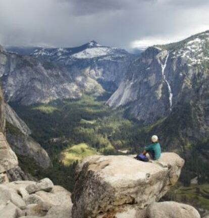 Panorámica del valle de Yosemite, en California, durante la ruta de subida a Yosemite Falls.