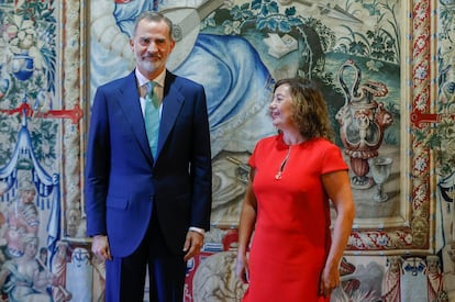 El rey Felipe VI, junto a la presidenta de Baleares, Francina Armengol, a quien recibió este viernes en audiencia en el Palacio de la Almudaina, en Palma.