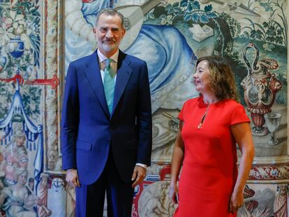El rey Felipe VI, junto a la presidenta de Baleares, Francina Armengol, a quien recibió este viernes en audiencia en el Palacio de la Almudaina, en Palma.