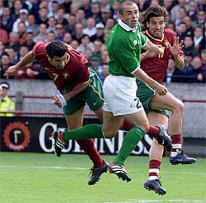 Figo remata de cabeza el gol de Portugal.