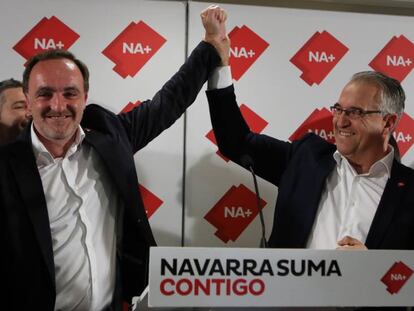 Javier Esparza, candidato de Navarra Suma a la Presidencia de Navarra, y Enrique Maya, candidato a la Alcaldía de Pamplona, en la noche electoral del 26 de mayo.