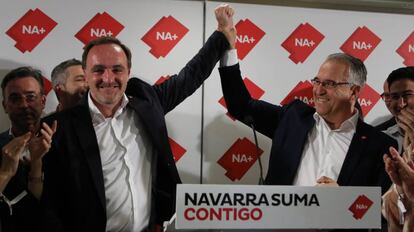 Javier Esparza, candidato de Navarra Suma a la Presidencia de Navarra, y Enrique Maya, candidato a la Alcaldía de Pamplona, en la noche electoral del 26 de mayo.