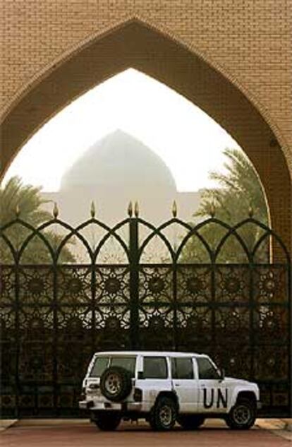 Un vehículo de la ONU permanece frente a un palacio de Sadam Husein.