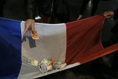 Simpatizantes de Le Pen recaudan dinero en uno de sus actos.