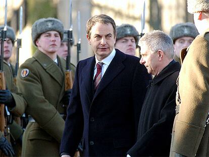 José Luis Rodríguez Zapatero, a la izquierda, y el primer ministro polaco, Marek Belka, en Varsovia.