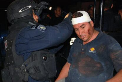 El camarógrafo de Televisa Alejandro Hernández, tras ser rescatado por la policía el sábado en Durango.