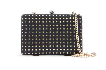 Noche estrellada: este clutch en negro con estampado de estrellas es de Mango (39,99 euros).