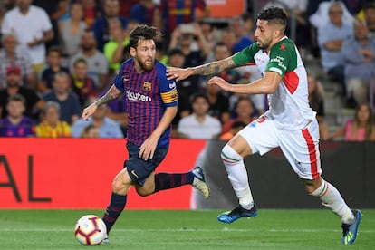 Messi controla la pilota davant Maripan, durant el Barça-Alabès.