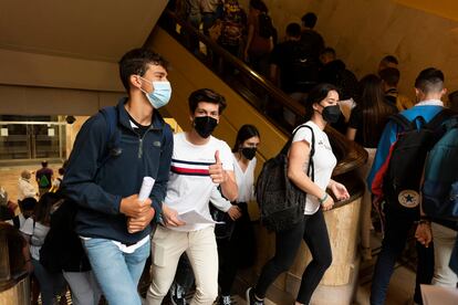 Varios alumnos que asisten a los exámenes de Selectividad este martes en el campus de la Merced de la Universidad de Murcia. 