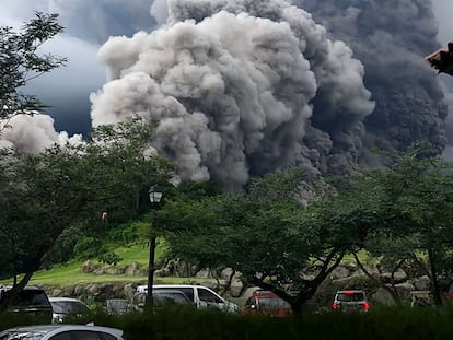 O momento em que o vulcão de Fogo entra em erupção e as chamas se aproximam da cidade de Alotenango.