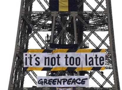 Carteles de Greenpeace sobre la torre Eiffel en París con motivo de la reunión del IPCC.