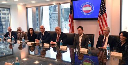 Jeff Bezos, Larry Page, Sheryl Sandberg, Mike Pence, Donald Trump, Peter Thiel, Tim Cook y Safra Catz, en la Torre Trump en diciembre de 2016.