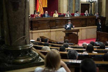 El presidente de la Generalitat, Carles Puigdemont, en la tribuna del Parlament durante el pleno.