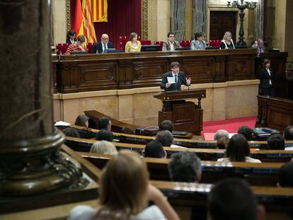 El presidente de la Generalitat, Carles Puigdemont, en la tribuna del Parlament durante el pleno.