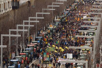 Una manifestación de tractores recorre el centro de Zaragoza con motivo de la tractorada convocada para la jornada de hoy por las organizaciones agrarias ARAGA, ASAJA, UAGA, UPA y la Federación de Cooperativas Agroalimentarias bajo el lema '¿Quién te dará de comer mañana?'.