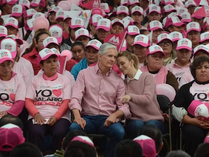 Del Mazo y su esposa, Fernanda Castillo, durante el evento de entrega del Salario Rosa. 