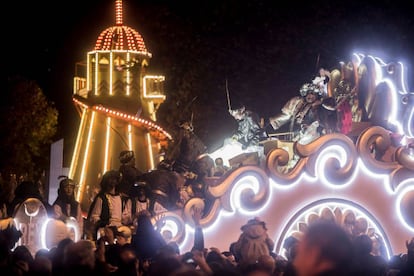 Los Reyes Magos participan en la tradicional Cabalgata que recorre el centro de la capital cordobesa, compuesta por 14 carrozas, 4 pasacalles y 2 bandas de música.