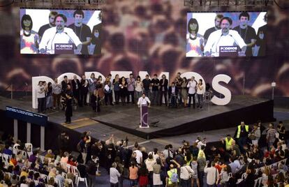 El líder de Podemos, Pablo Iglesias, interviene en la asamblea fundacional del partido en la plaza de toros de Vistalegre (Madrid).