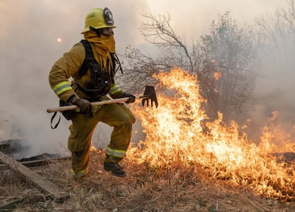 O incêndio em Sonoma era uma das nove frentes ativas registrados na manhã de domingo no CalFire, o serviço de emergência de bombeiros da Califórnia. O outro ponto de preocupação era o nordeste de Los Angeles, perto de Santa Clarita. O chamado Tick Fire mal teve 1.800 hectares no domingo e destruiu 22 construções. Até 50.000 pessoas receberam ordens de evacuação, embora no sábado cerca de 30.000 tenham conseguido voltar para suas casas.