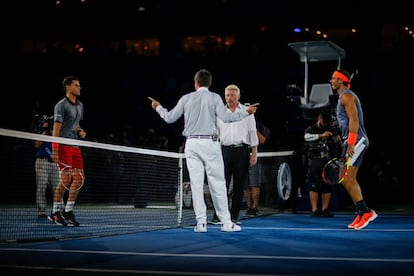 Rafa Nadal (d) y Dominic Thiem (i), reunidos en la red para elegir campo junto al juez de silla antes del comienzo de los cuartos de final en el US Open de Nueva York.