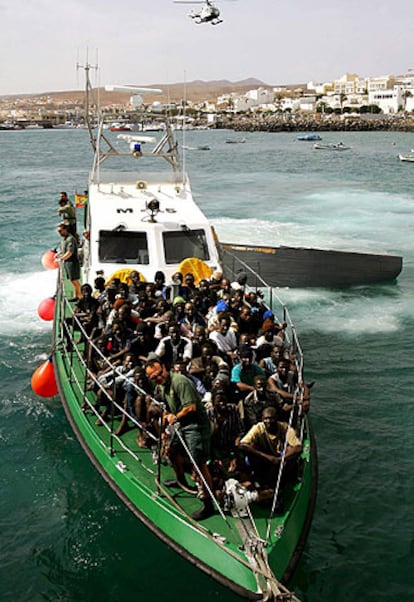 Inmigrantes recogidos por una patrullera en Canarias.