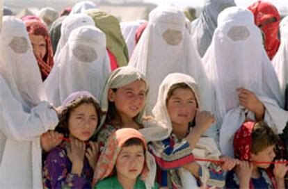 Mujeres y niñas afganas, en un campo de refugiados de la provincia de Takhar, en el norte de Afganistán.