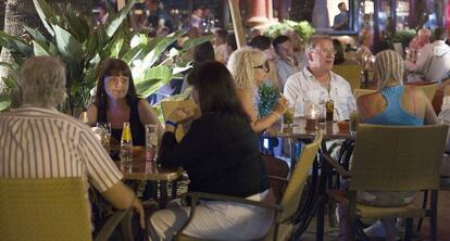 Varios turistas en una terraza de un bar de Puerto Marina, en Benalmádena.