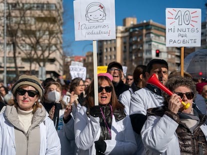 Manifestantes participan en una protesta a favor de la sanidad pública en Madrid.