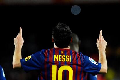 Messi celebra el cuarto del Barcelona en el Camp Nou, correspondiente a la sexta jornada de la Liga de la temporada 2011 - 2012.