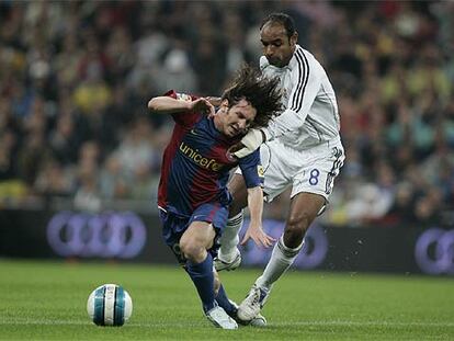 Messi cae derribado por Emersson.