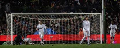 Cannavaro, Salgado, Javi García y Drenthe se lamentan tras uno de los goles del Barça.